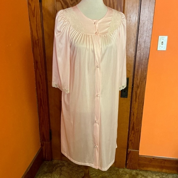 Vintage 60s feminine lace trimmed robe - Picture 6 of 11